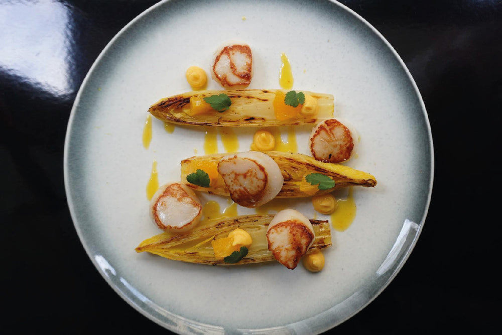 Noix de St jacques de la baie de Seine__ asperges blanches aux agrumes confit