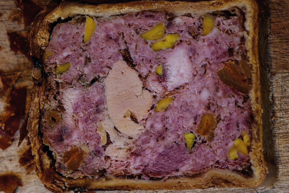 Pâté  croûte de canard__ cochon__ volaille et foie gras__ compote d'oignons rouges