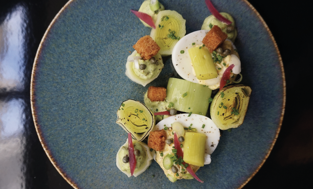 Poireaux vinaigrette__ oeuf mimosa__ condiment grenobloise